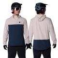 Veste coupe-vent Fox Ranger Wind Pullover Chalk portée sur mannequin équipé d'un casque de VTT, vues de face et de dos.