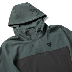 Gros plan sur la capuche ajustable et le col demi-zip protégé du sweat coupe-vent Fox Ranger Wind Pullover Sage.