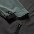 Detalle del acabado elástico de la manga y el bolsillo lateral con cremallera de la chaqueta Fox Ranger Wind Pullover Sage.