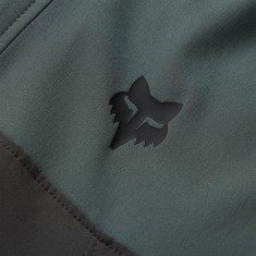 Gros plan sur le logo Fox noir thermocollé sur la poitrine du sweat Fox Ranger Wind Pullover Sage.